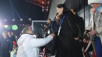 Di sela-sela prosesi pembukaan olimpiade, Presiden Korsel Moon Jae-in dan Kim Yo Jong berjabat tangan di depan publik. Momen ini bersejarah, karena Kim Yo Jong adalah anggota dinasti keluarga Kim pertama yang menginjakkan kaki di Korsel. (Foto: Reuters)