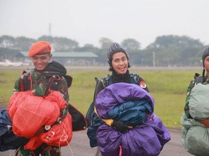 Senyum Manis Serka Natalia, Penerjun Wanita Freefall Sejak 2006