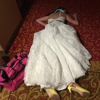 Kelelahan setelah pesta pernikahan, pengantin ini tidur di tengah koridor hotel. Foto: Reddit/Imgur