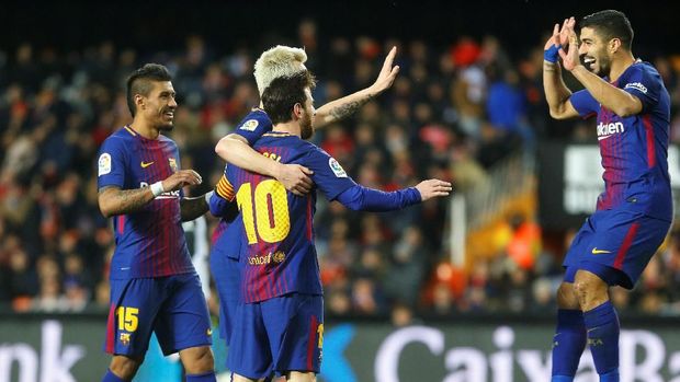 Para pemain Barcelona merayakan gol Ivan Rakitic.