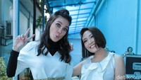 Tak berbeda dengan Luna Maya, Ayu Dewi pun mengenakan paduan warna busana yang sama. (Foto: Ismail)