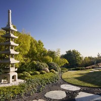 Area taman bergaya Jepang yang dilengkapi pagoda. Cocok sebagai tempat meditasi. Foto: Dok. Architectural Digest
