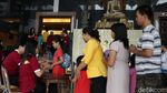Ribuan Orang Antre untuk Terima Bingkisan Imlek