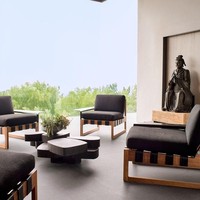 Area duduk dengan sajian pemandangan alam Bel-Air yang hijau rimbun. Foto: Dok. Architectural Digest