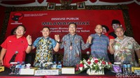 (Kiri-kanan) anggota DPR RI Charles Honoris, Direktur Cyber Crime Mabes Polri Brigjen Pol Fali Imron, Wasekjen PDIP Eriko Sotarduga, pengamat media sosial Yose Rizal, dan tenaga ahli Kemenkominfo Donny BU bergandengan tangan saat menjadi pembicara diskusi.