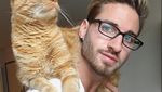 Potret Pria Kekar yang Populer Karena Sering Olahraga Bareng Kucing Imut