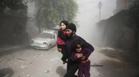 Aksi penyelamatan anak-anak di Ghouta Timur terus dilakukan, mengingat hingga kini gempuran terus berlangsung. Rezim Assad melancarkan serangan udara di sejumlah kawasan permukiman pada Kamis (8/2) waktu setempat. Foto: REUTERS/ Bassam Khabieh