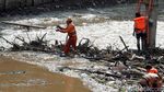 Nyemplung Kali Ciliwung, Pasukan Oranye Bersihkan Tumpukan Sampah