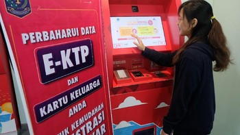 Selain melalui SMS, Telkomsel juga menyediakan berbagai layanan agar pelanggan mudah melakukan registrasi, yakni Call Center 188, website www.telkomsel.com, mesin pelayanan mandiri MyGraPARI, layanan asistensi GraPARI Virtual, web dan aplikasi MyTelkomsel, serta pusat pelayanan pelanggan GraPARI. (Foto: Dok. Telkomsel)