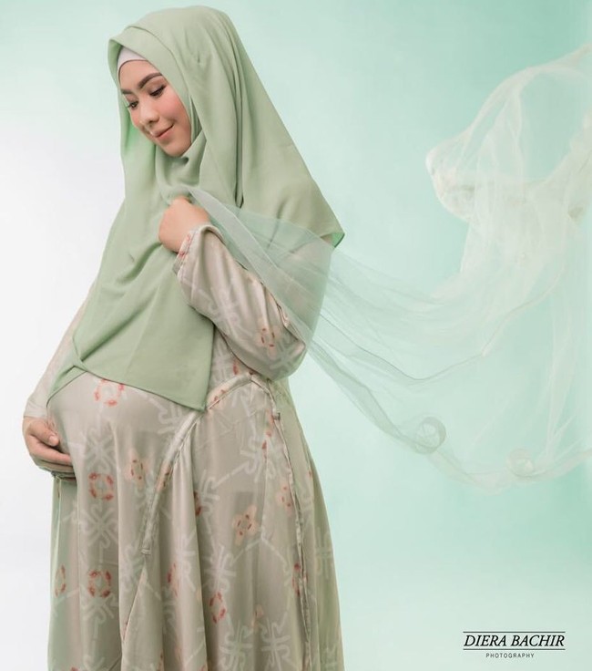 Melahirkan beberapa bulan yang lalu, Oki Setiana Dewi juga menyempatkan diri untuk maternity shoot. Ia dipotret oleh beberapa fotografer, salah satunya adalah Diera Bachir. Foto: Instagram