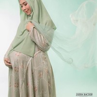 Melahirkan beberapa bulan yang lalu, Oki Setiana Dewi juga menyempatkan diri untuk maternity shoot. Ia dipotret oleh beberapa fotografer, salah satunya adalah Diera Bachir. Foto: Instagram