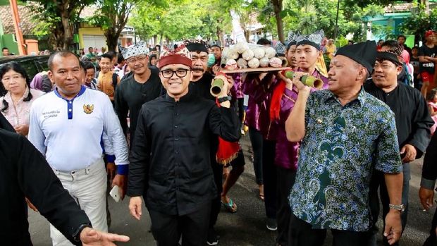Bupati Anas memanggul tempe mongkleng