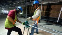 Satu trainset kereta memiliki 6 rangkaian dan bisa membawa sekitar 54 penumpang setiap satu kereta. Di kereta paling depan dan belakang kapasitasnya lebih sedikit karena ada ruang masinis. Dengan kapasitas per kereta akan mampu menampung 54 orang dalam kondisi semua penumpang duduk (tidak ada yang berdiri), maka akan ada sekitar 300-an orang yang bisa diangkut dalam satu rangkaian. Eduardo Hasian Simorangkir/detikcom.