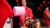 Patung-patung tersebut disiram dengan air.