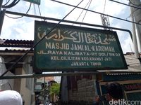 Anies Baswedan salat Jumat di Masjid Al-Karomah