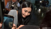 Duh, pramugari cantik teman Andhika Kangen Band kok kabur? (Foto: Noel/detikHOT)