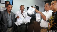 Petugas kepolisian Negara Republik Demokratik Timor Leste (RDTL) menyerahkan sampel prekursor ke Laboratorium Narkotik BNN di Jakarta, Jumat (9/2/2017).