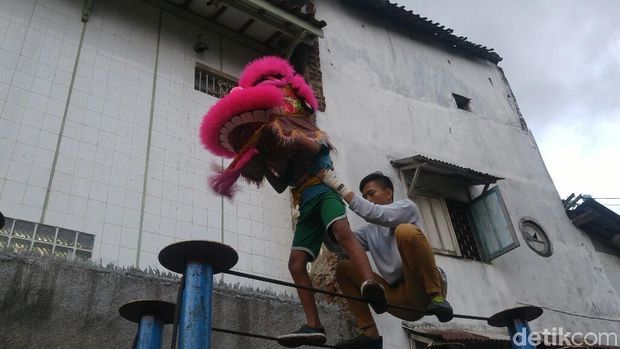 Salah satu tim Barongsai di Semarang, Koi Suci sedang latihan.