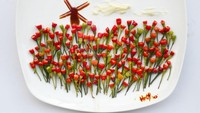 Kebun Tulip bernama Keukenhof ini dibuat dari sisa-sisa bahan makanan. Tulipnya dibuat dari cabai yang bagian atasnya sudah terpotong dengan kincir angin yang terbuat dari saus berwarna cokelat. Waah sangat artistik! Foto: Hong Yi