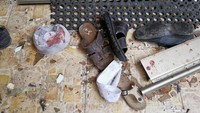 Beberapa sepatu jemaah yang tertinggal usai ledakan terjadi. Menurut sumber AFP, salah satu bom memang diletakkan di rak sepatu di pintu masuk masjid.