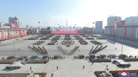 Tampilan keseluruhan dari parade militer Korut