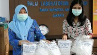 Petugas menunjukan prekusor yang akan diuji di lab.