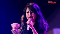 Di video tersebut tampak Rita Sugiarto menggenggam lembaran uang pecahan Rp 100 ribu. Foto: Rita Sugiato (Dok.YouTube)