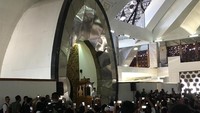 Presiden Joko Widodo (Jokowi) melakukan salat Jumat di Masjid Raya Sumatra Barat, Padang.
