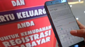 Untuk pelanggan baru Ketik SMS: REGNIK#Nomor KK# atau untuk pelanggan lama Ketik SMS: ULANG NIK#Nomor KK# kirim ke 4444. Dalam hal ini, pengguna kartu prabayar Telkomsel yang wajib melakukan registrasi adalah pelanggan produk simPATI, Kartu As, dan LOOP.  (Foto: Dok. Telkomsel)