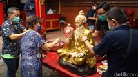 Patung-patung Dewa yang ada di kelenteng itu dibersihkan.