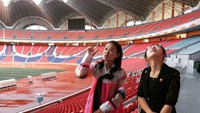 Beberapa wanita Korea Utara memakai baju tradisional saat menjelaskan tentang segala hal Korea Utara (Instagram/Young Pioneer Tours)