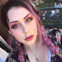 Amethyst Rose tahu caranya membuat tato dari video-video YouTube yang ia tonton. Dari situ dia mempelajari prosesmya dan apa saja yang harus dipersiapkan. Foto: Instagram