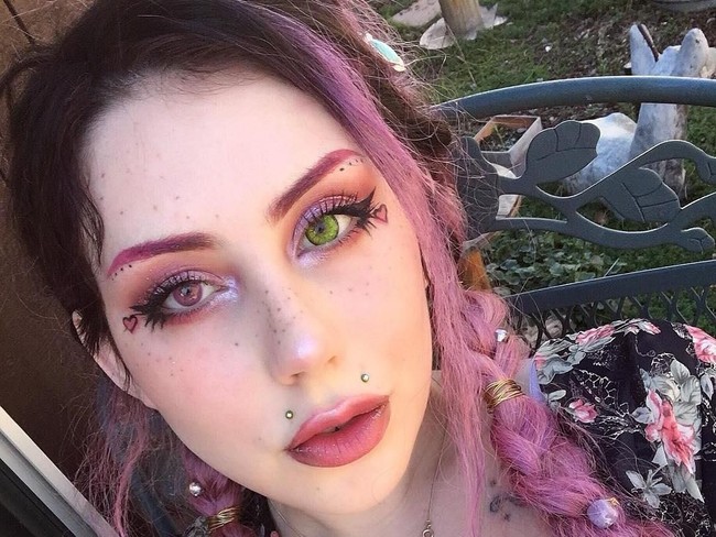 Amethyst Rose tahu caranya membuat tato dari video-video YouTube yang ia tonton. Dari situ dia mempelajari prosesmya dan apa saja yang harus dipersiapkan. Foto: Instagram