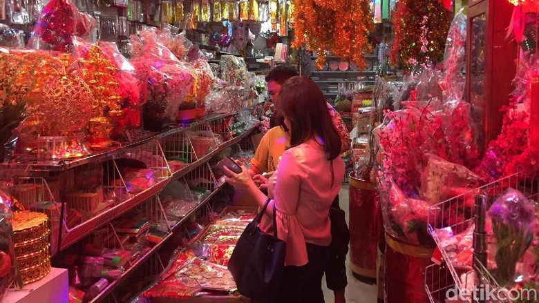 Suasana belanja pernak-pernik Imlek di Medan (Jefris/detikTravel) Suasana belanja pernak-pernik Imlek di Medan (Jefris/detikTravel)
