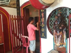 Antar Dewa ke Nirwana Awali Imlek di Klenteng Poo An Kiong Blitar