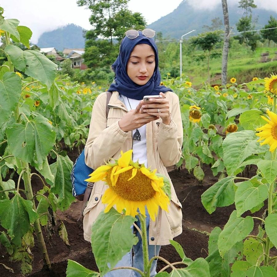 Foto Inspiratif Traveler Berhijab Ini Selalu Stylish Saat