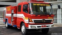 Mobil pemadam kebakaran juga disiagakan di sekitar komplek.