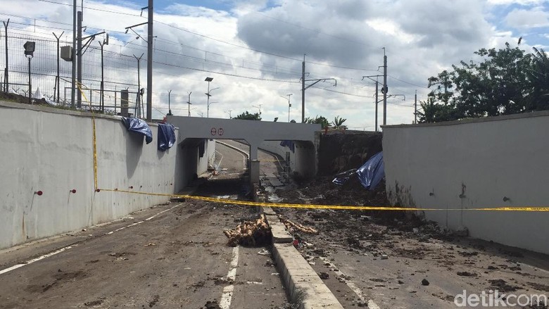 Garis Polisi Masih Terpasang, Underpass Soetta Belum Bisa Dilewati Garis Polisi Masih Terpasang, Underpass Soetta Belum Bisa Dilewati