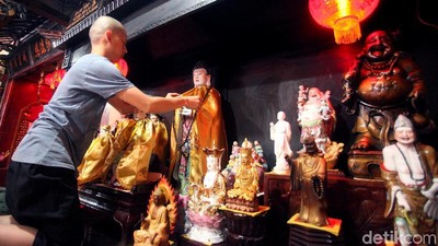 Melihat Ritual Pencucian Patung Dewa Jelang Imlek