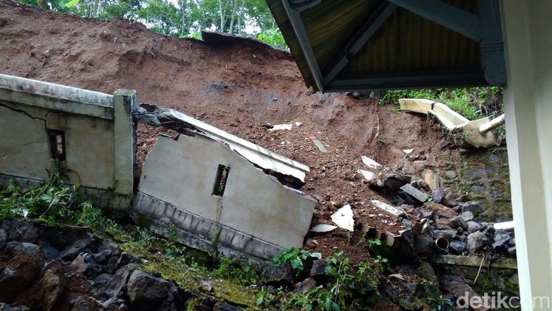 Tanah Longsor di Wonosobo Ancam Gedung Sekolah Tanah Longsor di Wonosobo Ancam Gedung Sekolah