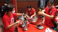 Patung dibersihkan menggunakan bunga melati, bunga mawar, kayu cendana.