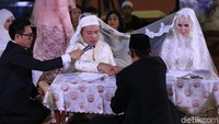 Selebrasi ala Vicky Prasetyo usai nikahi Angel Lelga. (Foto: Pahlevi)