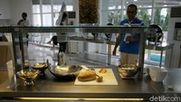 Di wisma atlet Kemayoran, ratusan atlet diberikan jatah makan sehari tiga kali. Yang istimewanya adalah penyajian makanan asli indonesia.