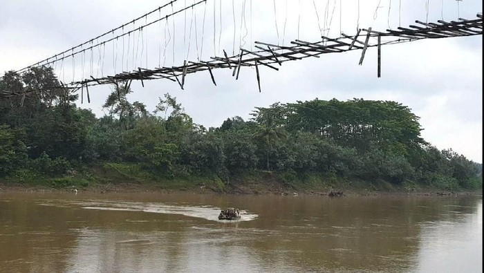 Agar Siswa Bisa Sekolah, TNI Perbaiki Jembatan Gantung Hancur