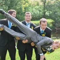 Meski tak terduga, momen seperti saat para best man gagal mengangkat pengantin pria akan dikenang seumur hidup. Foto: Reddit/Imgur