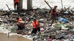 Nyemplung Kali Ciliwung, Pasukan Oranye Bersihkan Tumpukan Sampah