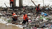Pasukan oranye terus menjaga kebersihan sungai-sungai di Jakarta.