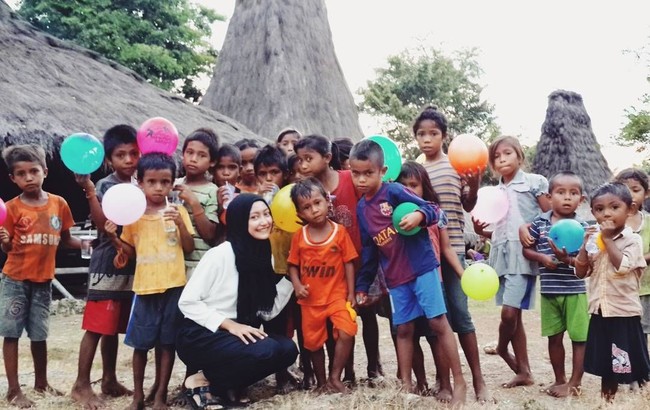 Berhijab saat traveling bagi Dhika tidak menjadi halangan sama sekali. Justru ia merasa nyaman dan terlindungi, Hijab melindungi aku dari cuaca buruk saat perjalanan, kalau panas jadi nggak terlalu panas. Kalau dingin juga jadi nggak terlalu dingin, ungkap Dhika kepada Wolipop (09/02/2018). Foto: Instagram