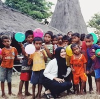 Berhijab saat traveling bagi Dhika tidak menjadi halangan sama sekali. Justru ia merasa nyaman dan terlindungi, Hijab melindungi aku dari cuaca buruk saat perjalanan, kalau panas jadi nggak terlalu panas. Kalau dingin juga jadi nggak terlalu dingin, ungkap Dhika kepada Wolipop (09/02/2018). Foto: Instagram