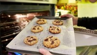 Adonan cookies mungil ini sudah ditata di atas loyang. Siap masuk oven dan dipanggang. Kalau kokinya ganteng gini, kuenya makin enak enggak ya? Foto: Instagram @nickytirta